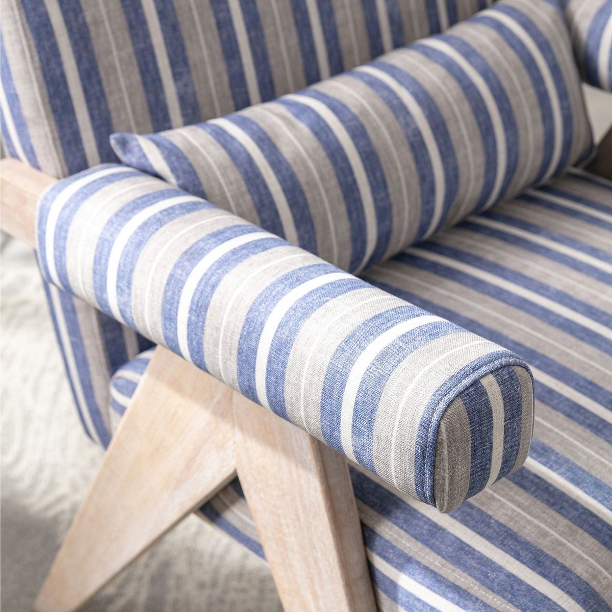 Accent chair, KD rubber wood legs with black finish. Fabric cover the seat. With a cushion.Blue Stripe